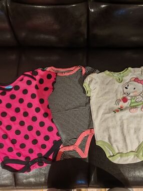 Free 🌹🌹🌹set 3 of Kids One-Piece Bodysuit